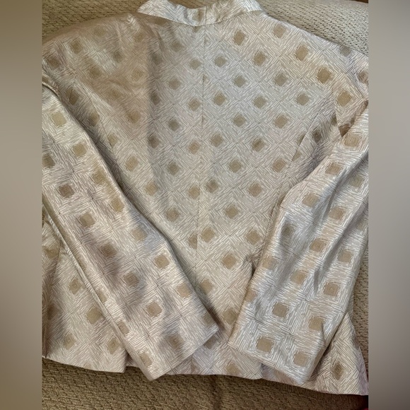 Cream Peplum Blazer with Tailored Silhouette and V-Neckline - Picture 5 of 5